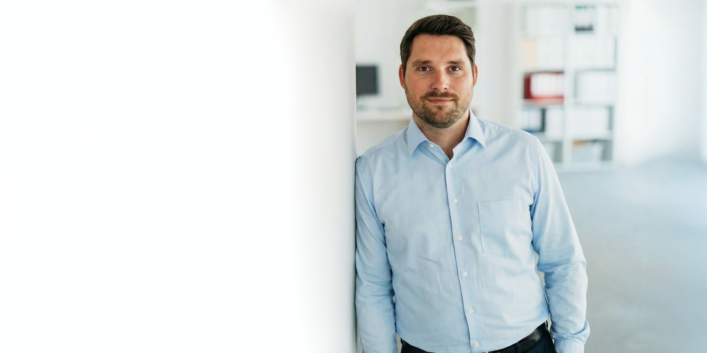 Marc Pölckow in heller Bueroumgebung